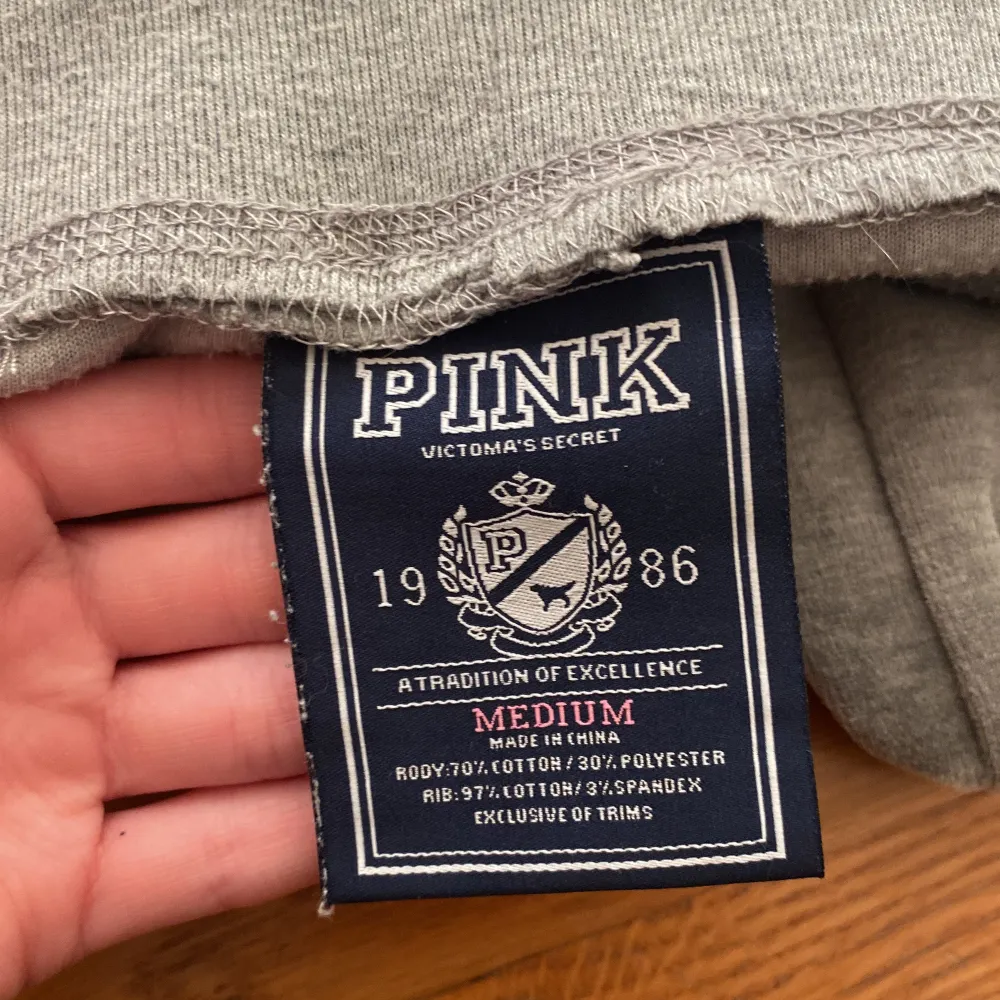 Ett bar byxor från pink i storlek M. Använda några gånger. Jättesjuka material. På baksidan står det pink. Fickor där fram. Säljer för 200 värda 500. Och frakt 50 kr❤️. Jeans & Byxor.