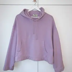 Lila hoodie från Acne, använd endast ett tiotal gånger. Står Acne Studios över bröstet. Storlek Small men jag brukar ha M/L och den passar mig perfekt! Köpt ny för 1800kr och säljer för 700kr