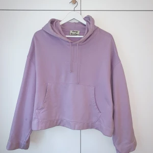 Acne Studios Lila Hoodie  - Lila hoodie från Acne, använd endast ett tiotal gånger. Står Acne Studios över bröstet. Storlek Small men jag brukar ha M/L och den passar mig perfekt! Köpt ny för 1800kr och säljer för 700kr