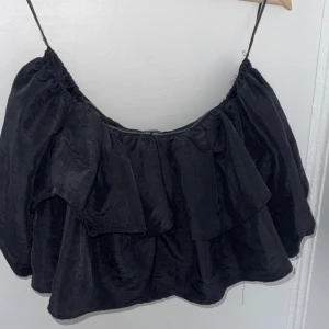 Topp  - Puffig topp från Gina som är en stor favorit men bara använt på en fest. Nyskick inga fläckar. 