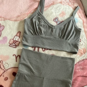 Mjuk pyjamas set 💗F21 - Använd fåtal gånger. Mjuk och stretchigt material :) Bralette topp + shorts 