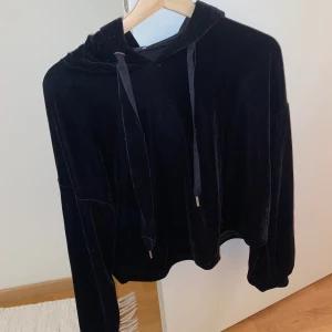 Zara satin hoodie - Gullig och unik hoodie från zara i ”silke”! Superfin och mysig 💖
