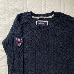 Bondelid stl S - Supersnygg marinblå bondelid tröja som tyvärr blivit förliten, jättesnygg och skön och passar till det mesta 