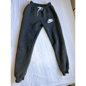 Nike mjukisbyxor - Varma byxor bud från 30kr