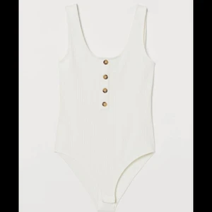 Body från h&m - En Body från H&M som inte kommer till användning. Den är rubbad med knappar. Kontakta för fler bilder💖