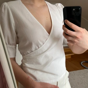 linneblus  - säljer nu min fantastiska linneblus från neo noir. använder tyvärr den aldrig, haft den kanske fem gånger. något år gammal så säljs inte längre. stängs med en dold dragkedja i sidan. passar både till jeans och till sommarens fester. köpt för 500