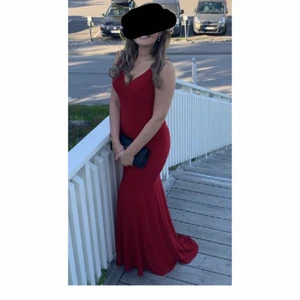 balkänning - säljer min fina balklänning som endast är använd en gång! Köpt i balklänningsbutik för 3000kr. Säljer för 1300 eller 1000 vid mycket snabb affär. Den är väldigt fin och bra material.