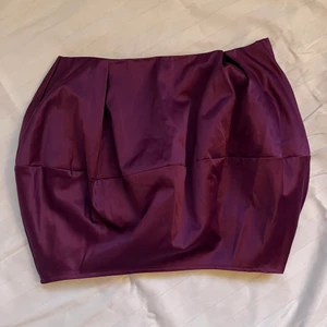 Kjol - CoOl lila kjol vars passform är lite mera puffig. Den är rätt så liten i storleken, så passar en som brukar ha xxs-xs. ❣️