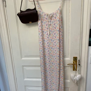 Blommig långklänning - Supersöt långklänning från zara som är köpt förra året! Jag är 165cm och den går typ ner till anklarna på mig. Endast använd några enstaka gånger<3