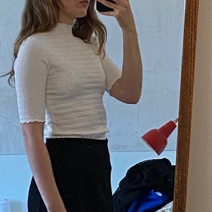 Topp från & Other Stories  - Fin vit topp med detaljer! Köpare står för frakt 