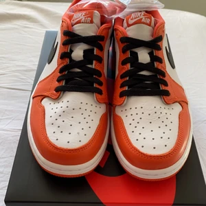 Jordan 1 Low Star Fish - Jordan 1 Low Star Fish Storlek 43, Helt oanvända (DS) och orderbekräftelse finns. Hör av er om det e något ni undrar över :)