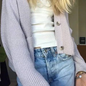 Zara kofta - Kollar intresset💜Superfin, mjuk, lila kofta med knappar från zara barn! Passar mig som är xs/s💜💜Kommer inte längre till användning💜 (igga bakgrunden)