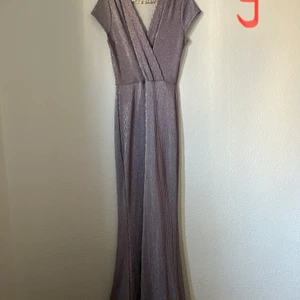 Bedårande vacker klänning i storlek S - Säljer min skräddarsydda klänning som sitter jätte fint på! Använd endast 1 gång 