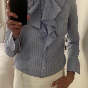 Banana republic shirt with ruffles - Stulish blue striped shirt with beautiful ruffle details in cery comfortable and eas-care fabric