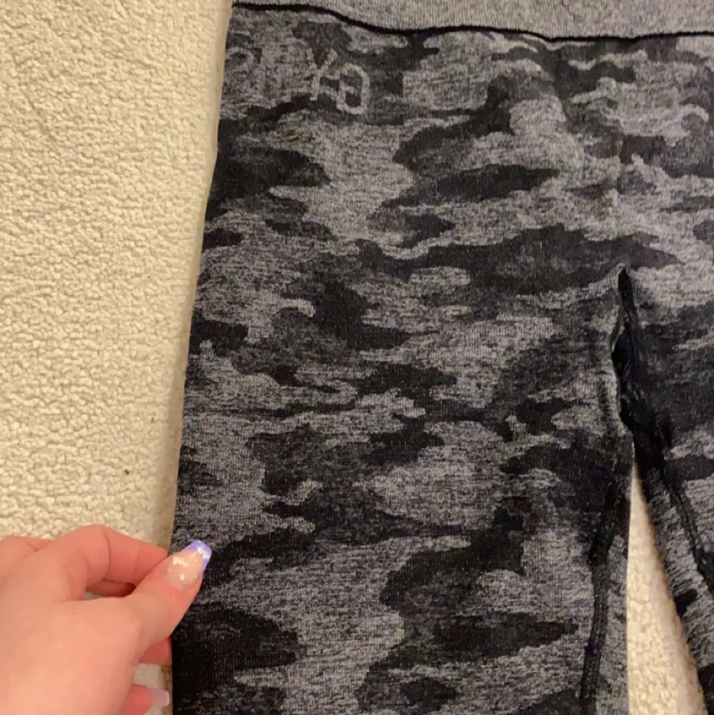 Populära och slutsålda gym shark camo leggings med ny pris 750kr😅 Dessa är använda 2 gånger och är i storleken M🥰 Priset kan diskuteras ❤️. Jeans & Byxor.