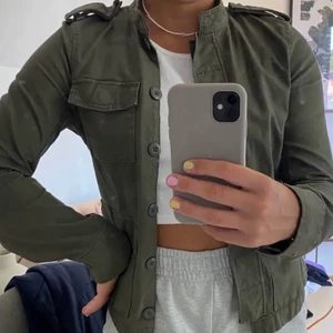 Militärjacka - (Lånade bilder) Hej nu är det dags att sälja min älskade militärjacka som jag köpte förr sommaren! Fler bilder kan skickas om det behövs💞💞 66kr frakt tillkommer