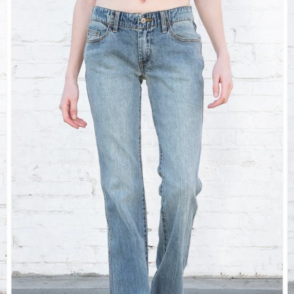 Helt nya lågmidjade jeans från brandy Melville med prislappen kvar. Onesize men passar xs-m beroende på önskad passform. 450kr. Jeans & Byxor.