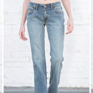 Helt nya lågmidjade jeans från brandy Melville med prislappen kvar. Onesize men passar xs-m beroende på önskad passform. 450kr