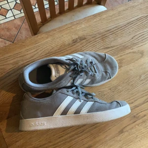 Adidas skor gråa  - Säljer ett par adidas skor gråa storlek 38 använda 1 gång som nya, köpt för 700kr säljs för 400kr 