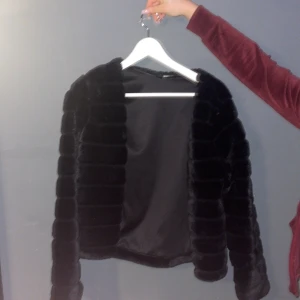 Jacka  - Päls jacka , jackan är kort den kommer till midjan. Köpte den från Gina tricot för 300kr säljer för 200kr då jag inte använt den så ofta! Jackan är i storlek S och färgen är  svart!  Ni står för frakten!