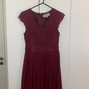 Balklänning  - En otroligt vacker lila-röd balklänning från Moments - Bubbelroom! Den har bara används en gång så den är i totalt nyskick utan några defekter alls. Ordinarie pris var 1200 kr men säljer den för 699 kr. Den är perfekt till skolbalar eller speciella tillfällen. Om ni vill ha mera bilder är det bara att höra av er! 💞💞 priset är diskuterbart 