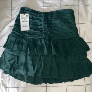 Grön kjol - Säljer min oanvända kjol från zara med lappar och allt kvar! Har aldrig använt och kommer mest troligt inte göra pga att den inte är min stil. Ny skick då den är ny (första bilden lånad)