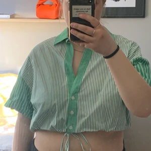 Cropped skjorta  - Så fin och oanvänd cropped skjorta från Zara. Säljs då det inte är min stil längre. 