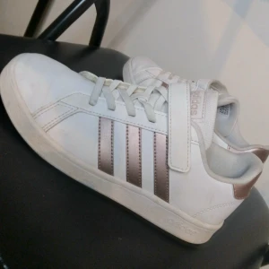 Adidas skor st 35.  - Adidas sneakers i storlek 35. Otroligt fint skick. 