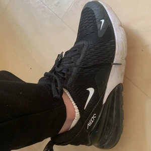 270 Nike air skor  - Skorna har lite defekter som man inte tänker på om man går i dem. Säljer de för har inte kommit till så mycket andväning. Kan sälja för billigare pris vid snabbt köp.