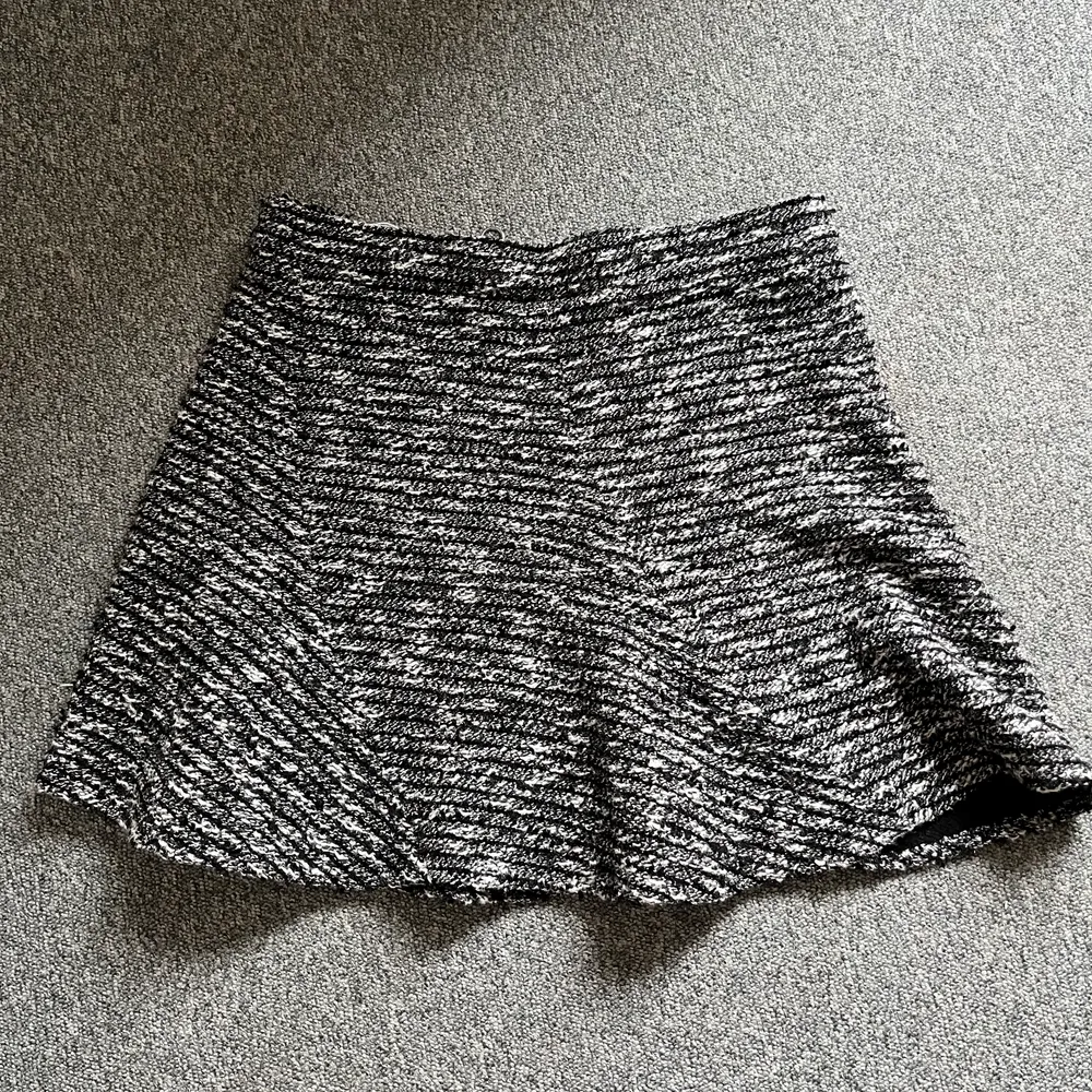 Fin stickad kjol från zara som är lite för stor för mig! Vikt ned den lite på andra bilden för att den ska sitta bättre❤️‍🔥❤️‍🔥. Kjolar.