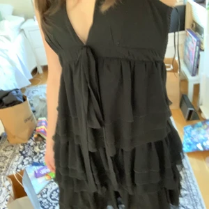 Volangklänning - svart halterneck/volang klänning från second hand, märket är zara. storlek m. Buda!