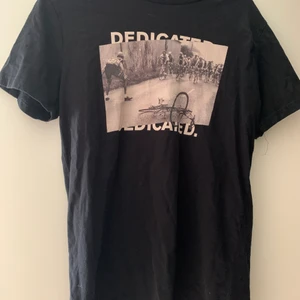 Dedicated t-shirt med tryck - Cool tröja med tryck på framsidan. Ganska använd men ser ut som ny. Köparen står för frakt om man väljer leverans🤍🌟.