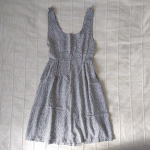 Svart/vit mönstrad tunika/klänning - Svart/vit mönstrad tunika/kort klänning. Resår i ryggen och fickor i sidan. Ca 79 cm lång (något längre över rumpan). Sparsamt använd och i fint skick. Finns ingen storlekslapp men jag skulle säga att det är storlek XS.