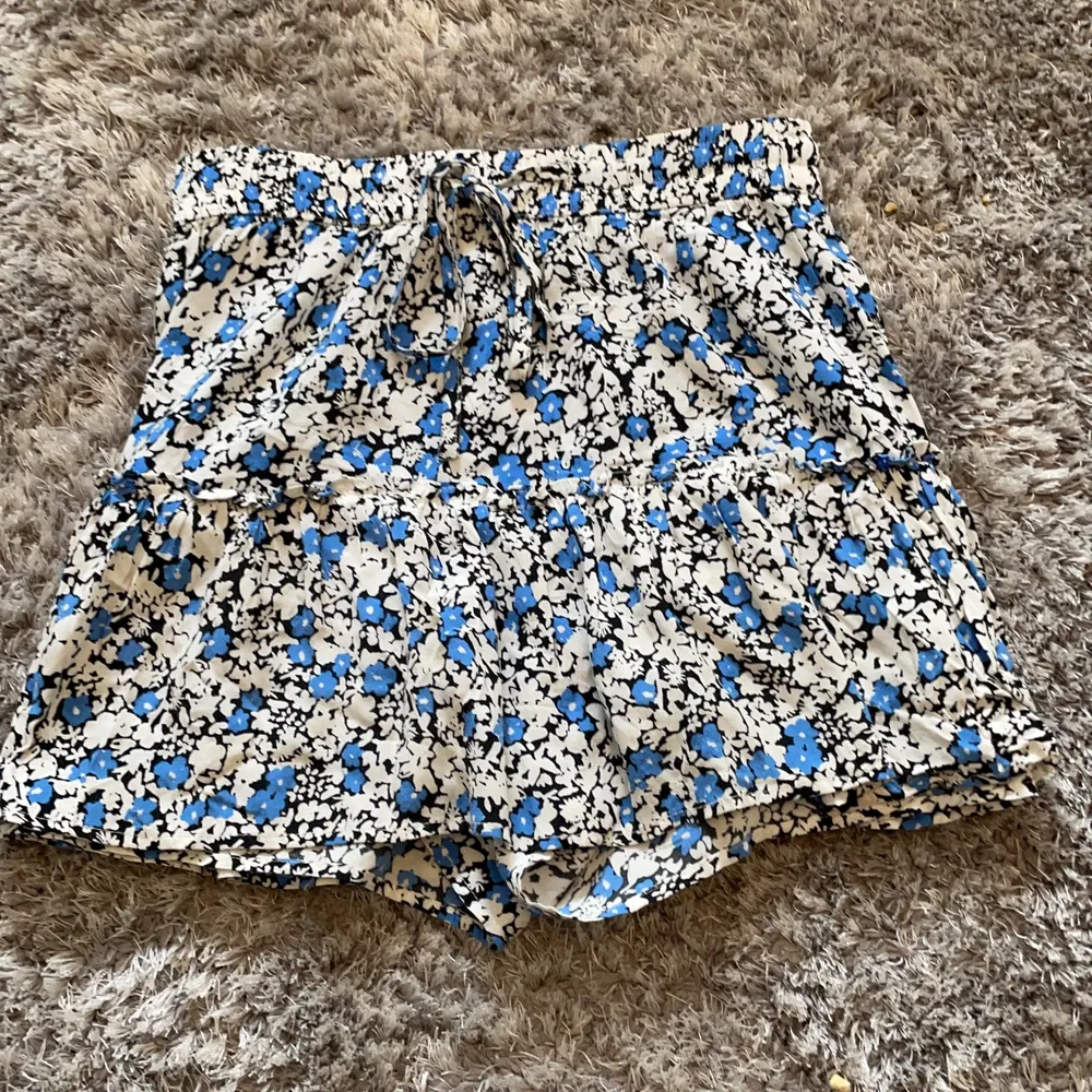 Säljer nu min super fina zara kjol som har shorts under! Säljer pågrund av den tyvärr inte kommer till användning längre den är så så fin ni till sommaren! . Kjolar.