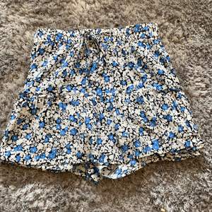 Säljer nu min super fina zara kjol som har shorts under! Säljer pågrund av den tyvärr inte kommer till användning längre den är så så fin ni till sommaren! 