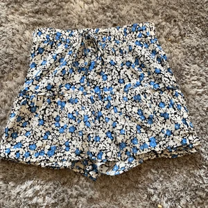 Zara kjol🤩🤩 - Säljer nu min super fina zara kjol som har shorts under! Säljer pågrund av den tyvärr inte kommer till användning längre den är så så fin ni till sommaren! 