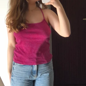 Fint lila linne i storlek L - Ett bra linne, perfekt till sommaren☀️☀️. Banden korsar sig i ryggen, vilket jag personligen tycker är väldigt snyggt😍. Det är mönstrat med röda blommor på 🌹