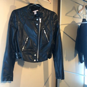 Jacka i skinnimitation i strl XS  - Jacka i skinnimitation i storlek XS från Nelly i väldigt fint skick. Spännen på sidan som går att spänna åt🌸