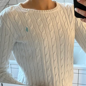 Ralph Lauren tröja  - Jättefin välanvänd Ralph Lauren vit kabelstickad tröja. Strl 12-14 år. Nypris: 950kr mitt pris: 250kr 