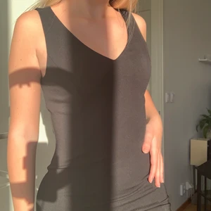 Svart tajt klänning - Superfin tajt svart klänning i storlek 34. Den sitter strax över knäna på mig som är 163cm. Köparen står för frakten 💖