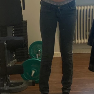 Bikbok jeans lågmidjade  - Säljer dessa lågmidjade jeans ärvda av min farmor då dem sitter för tajt i min midja och jag behöver pengar, jeansen är använda av min farmor många gånger men dem är tvättade 2 gånger och är i bra skick förutom ett litet hål där uppe, fin design och dem finns inte i butik längre!❤️