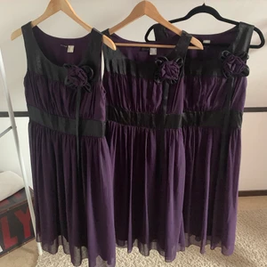 klänningar ! - tre klänningar i samma modell men olika storlekar med en blomma som går att ta av, alla är använda en gång och inga defekter. säljer för 150kr/st och köpare står för frakt som diskuteras i dm