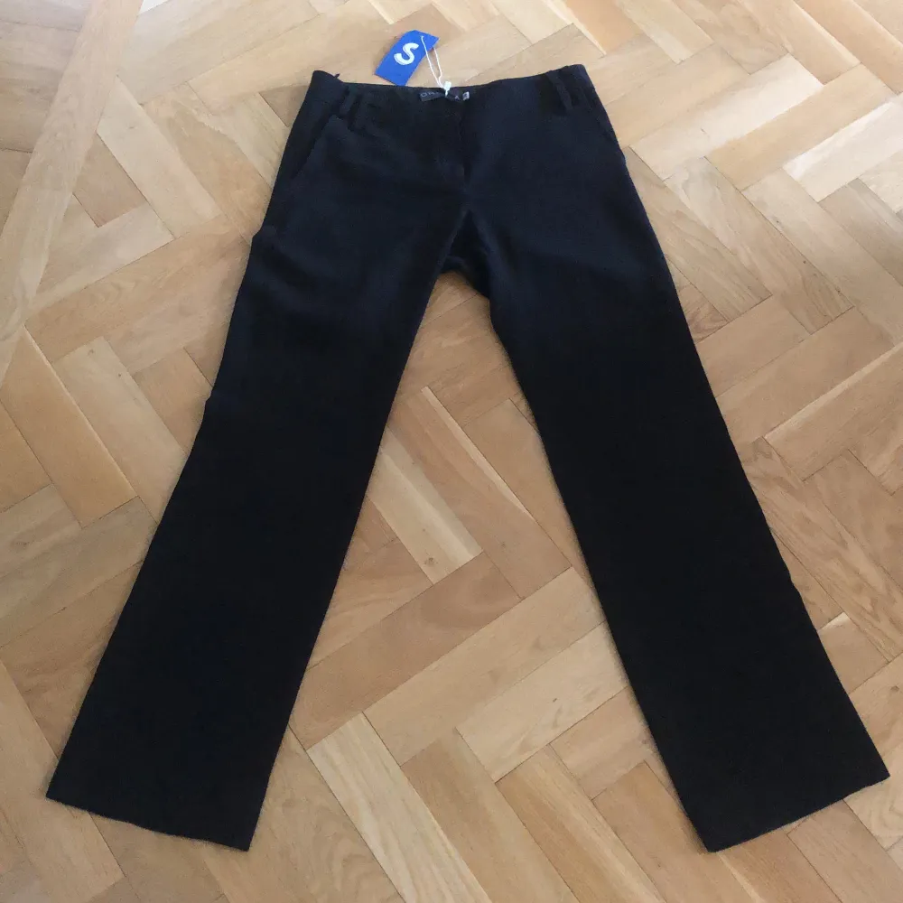 Svarta lågmidjade kostymbyxor, perfekta för våren och sommaren💗💗 är str 38 men passar som 36. Det står att innebenslängden är 73cm men är 80cm.. Jeans & Byxor.