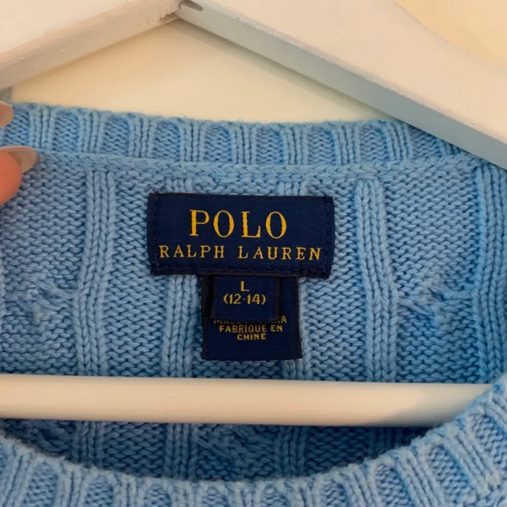 Härlig och snygg ljusblå ralph lauren stickad tröja från barnavdelningen. Skulle säga att den är i storlek xxs/xs. Säljer pga att den är för liten. Köp direkt för 250kr + frakt💕. Stickat.