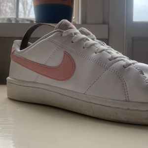 Rosa Nikeskor  - Säljer mina rosa Nikeskor. Sorlek 39. Skick använda. De är Inge fel på skorna. Dem är lite smutsig bak under nikemärket (som du ser på bilden). Just nu har dem elastiska skosnören, men kommer skicka med original skosnörena☺️ 