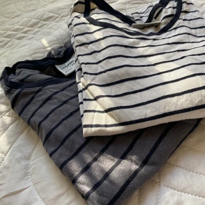 Tröjor - Nu säljer jag mina två randiga tröjor. Dessa tröjorna är i storlek M men sitter mig jättebra som har xs igentligen. Köp båda för 400 eller 1 för 250. Tröjorna är köpta från Gina tricot. Kom privat för mer bilder❤️