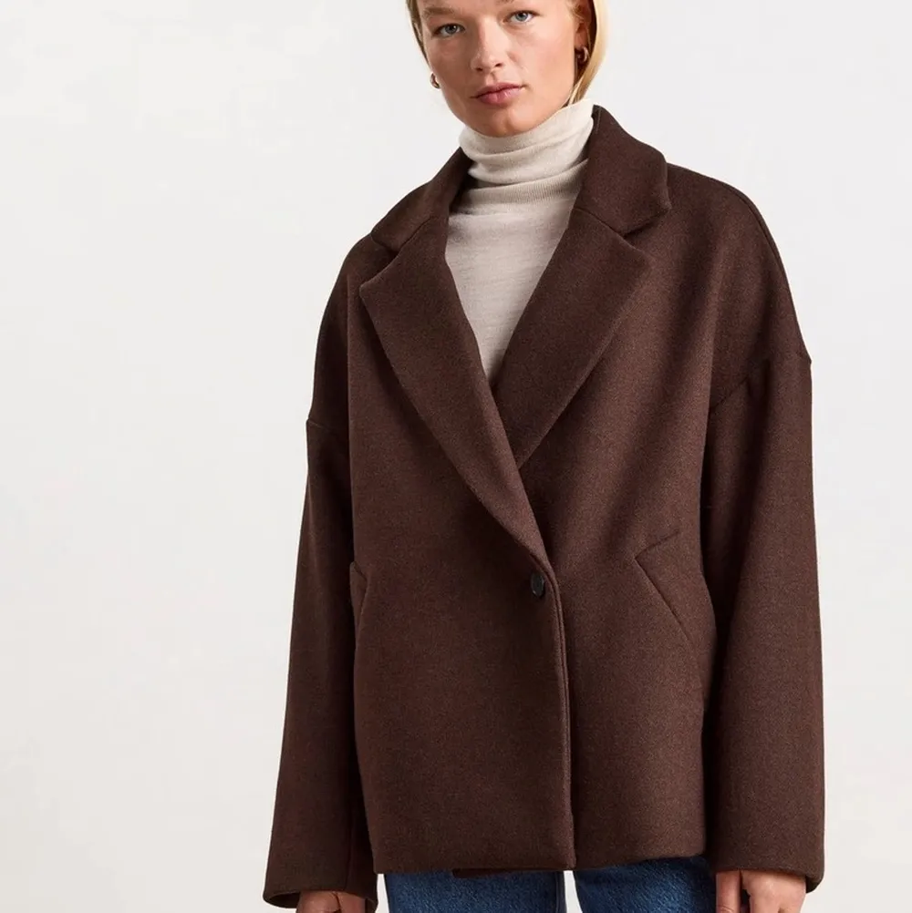 Säljer denna korta bruna kappa från Lindex då jag köpt en liknande, perfekt inför våren 🙏🏽. Jackor.