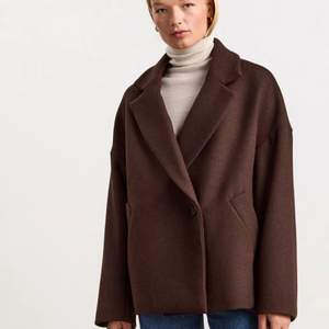 Säljer denna korta bruna kappa från Lindex då jag köpt en liknande, perfekt inför våren 🙏🏽