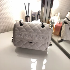 Valentino  - Äkta Valentino väska.  Fortfarande bra skick, axelväska som går att göra kedjorna längre, säljer på grund av att jag ej använder vita väskor. Köpt för 1099 kr - säljer för 350 kr 