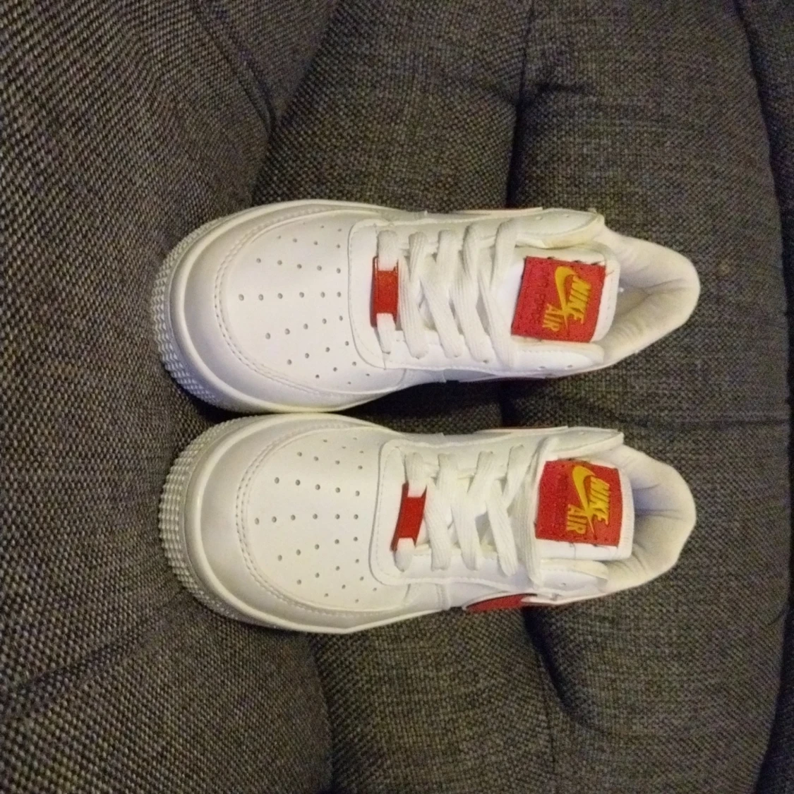 Vit/röd sneakers  - 90